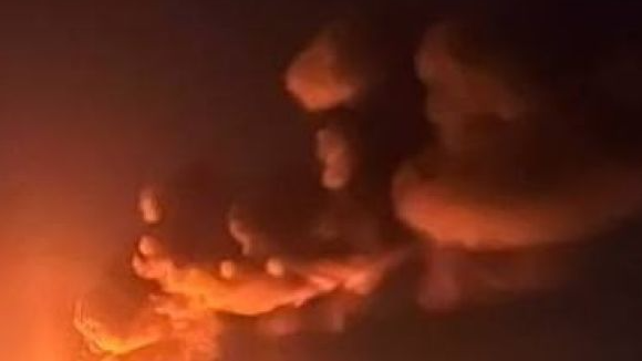 Пожежу на нафтобазі, яка виникла через вибухи у Луцьку, продовжують гасити