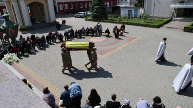 Домовину несли під супровід сигналу повітряної тривоги: у Луцьку попрощалися з Героєм Дмитром Гордійчуком