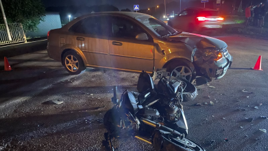 У селі біля Луцька водій Chevrolet не пропустив мотоцикл: 19-річного хлопця госпіталізували
