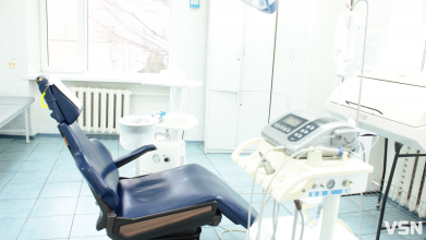 Від «чаклунства на скельці» до 3D-навігації: як у Луцьку лікують усмішки дві епохи стоматології