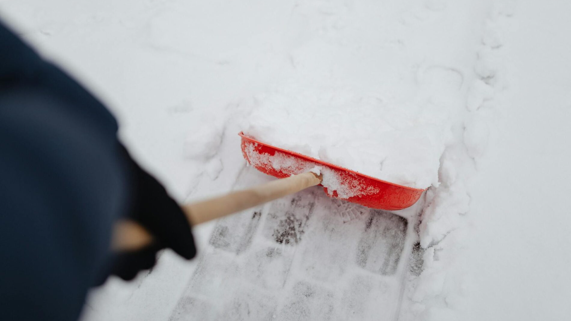 Лід почне «спливати» і танути за 15 хвилин: чим обробити стежки й сходи взимку без піску та солі