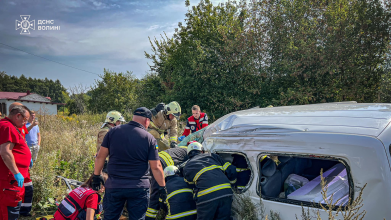 У Луцькому районі сталася ДТП: водія деблокували рятувальники