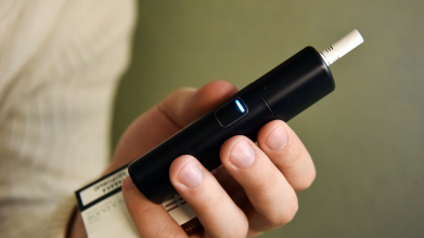 У Луцьку школяр приніс до ліцею електронну сигарету, судили його матір