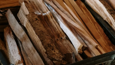 Кидаю це в піч - і дрова горять ефективніше: як грітися у −30 за копійки