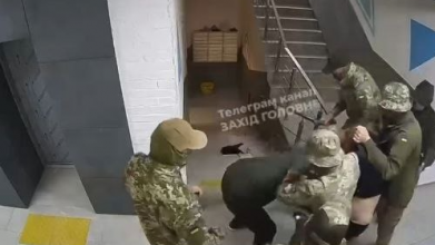 У Луцьку група оповіщення в балаклавах виштовхала з під'їзду чоловіка: у ТЦК прокоментували інцидент