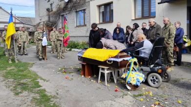 Останній дзвінок для Героя: у місті на Волині попрощалися з Олександром Каленюком