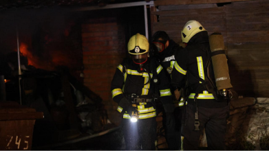 Вночі у Луцьку п’ять бригад рятувальників гасили покрівлю двоповерхового будинку