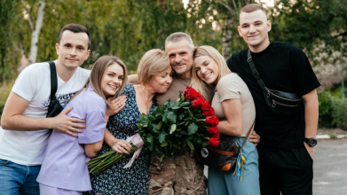 Не бачилися три місяці: Волинський військовий зробив зворушливий сюрприз родині