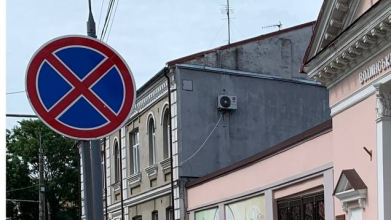 У Луцьку на вулиці Богдана Хмельницького встановили нові дорожні знаки