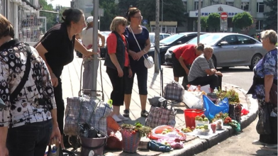«Вони все згорнули»: у Луцьку муніципали «воюють» зі стихійними торговцями