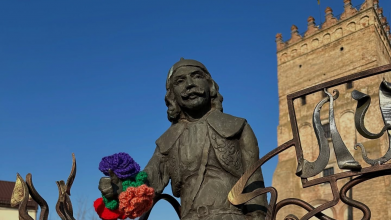 У Луцьку волонтерки замінили зимові шапки кликунів на в’язані квіти