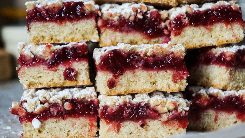 Тертий пиріг на кефірі, від якого всі в захваті: простий рецепт з того, що є вдома