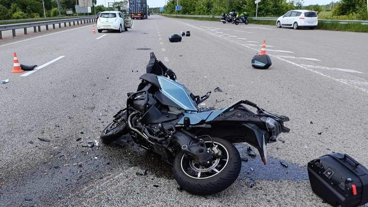 У селі на Волині зіткнулися автомобіль і мотоцикл: 23-річного водія госпіталізували