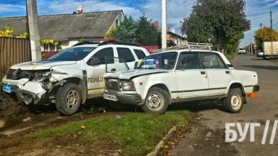 На Волині зіткнулися поліцейське авто та ВАЗ: пасажирку доставили до лікарні