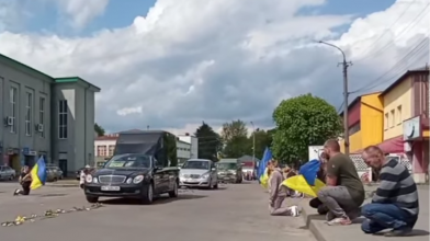 Зі сльозами та квітами: громада на колінах зустріла полеглого Героя Володимира Мельника