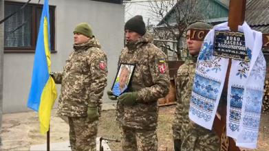 Волиняни навколішки прощалися з воїном-захисником Василем Янком. Відео
