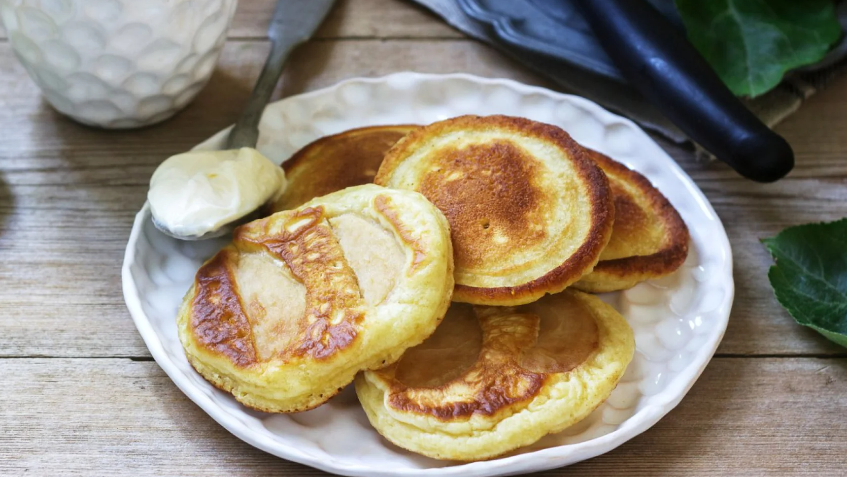 Ніжні яблучні оладки за 10 хвилин: ароматний сніданок, який під силу кожному