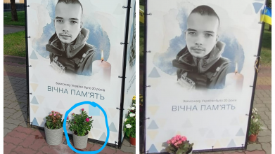 Мати поставила поблизу портрета загиблого сина: на Волині вкрали квіти з Алеї Героїв