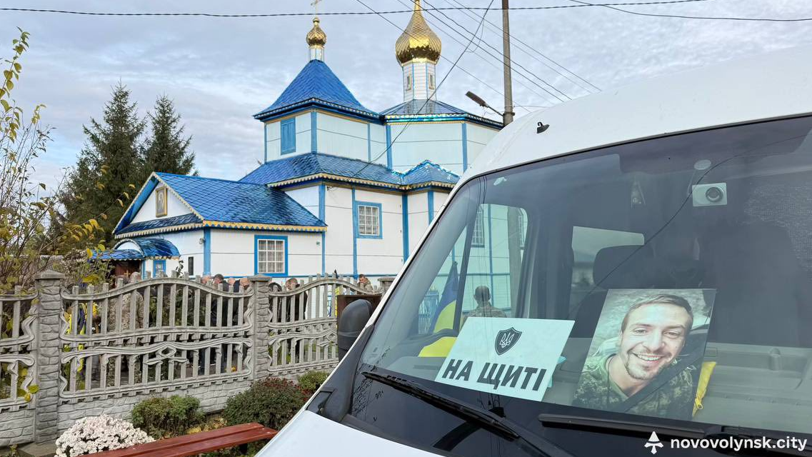 Коровай ділили на похороні: на Волині провели в останню дорогу Героя Павла Дорощука