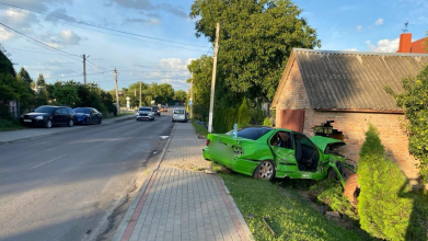 Біля Луцька п'яний водій BMW злетів з дороги та в’їхав у чужий двір: травмувався 20-річний пасажир