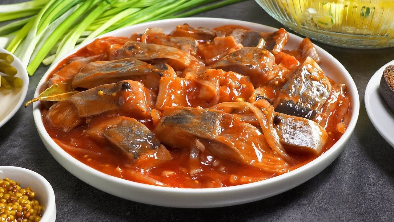 Оселедець у томатному соусі з цибулею: зникає зі столу за лічені хвилини