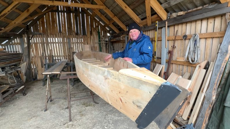 Родинна традиція: як 68-річний волинянин вручну робить човни для всієї України