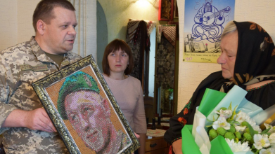 Побратими подарували батькам загиблого волинянина портрет сина-героя із сірників
