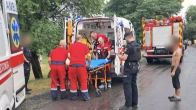 «Одна жінка аж синя була, не дихала»: очевидці про удар блискавки біля озера на Волині
