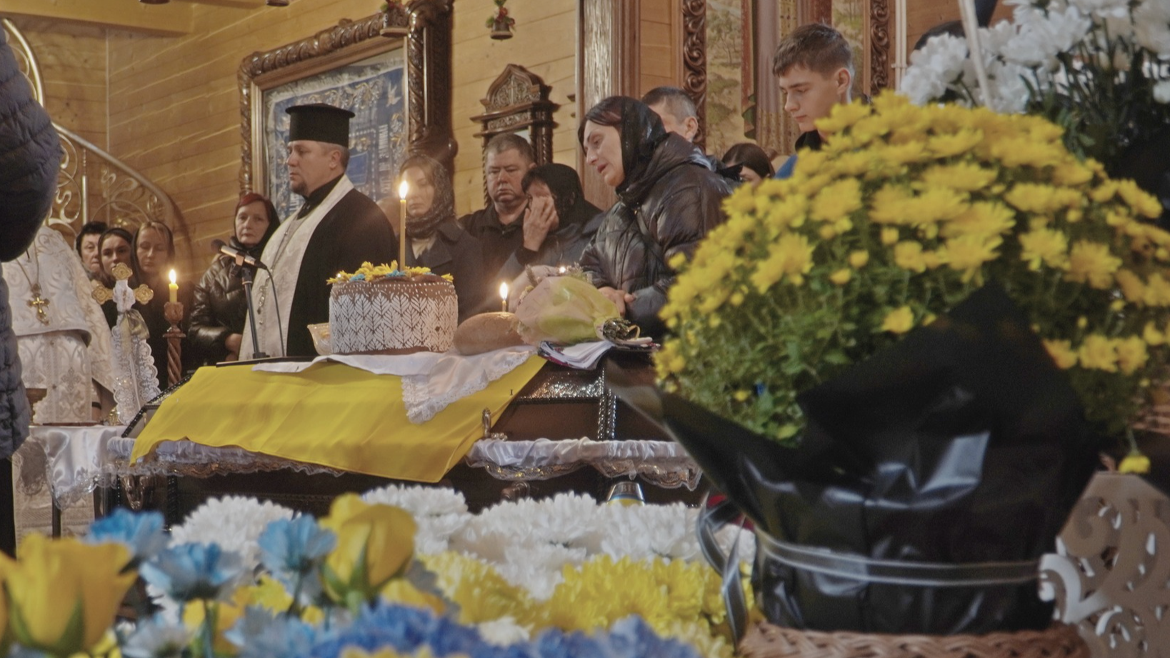Поруч з домовиною – весільний коровай: на Волині попрощались з молодим Героєм Ігорем Новицьким