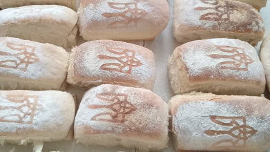 Хліб з патріотичними орнаментами: волонтери з Волині готують для бійців ЗСУ духмяну випічку