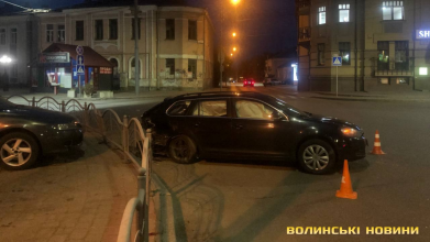 Водій громадського транспорту був нетверезий: в Луцьку не розминулися легковик та маршрутка. Фото