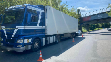 ДТП у Луцьку: фура зіткнулася з мостовою опорою
