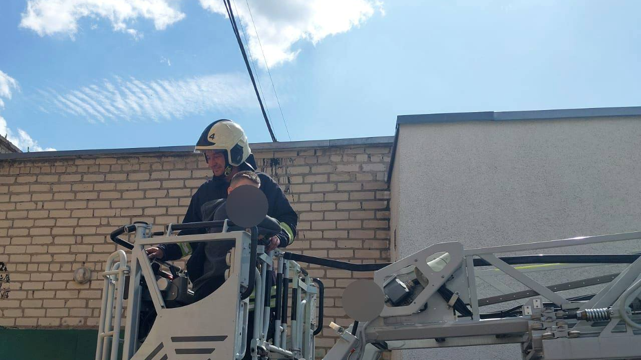 У місті на Волині рятувальники знімали з даху 13-річного хлопця: що відомо
