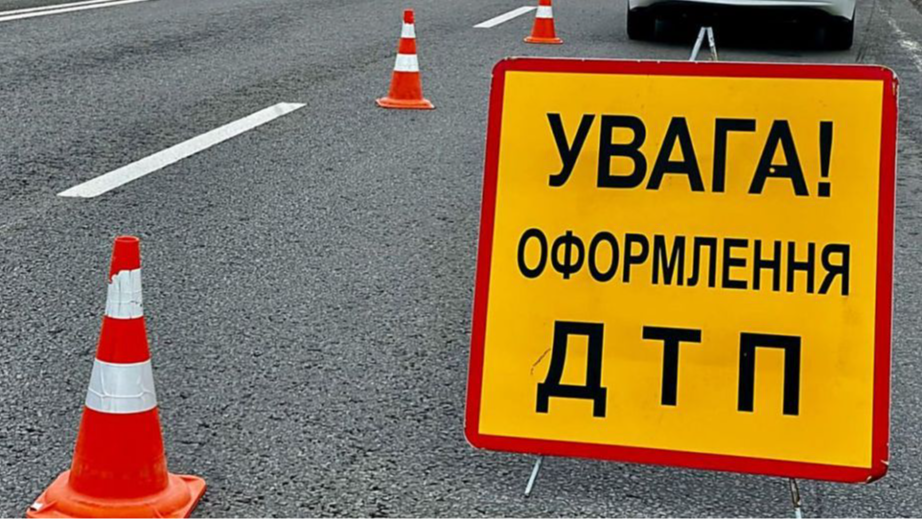 На Волині автівка влетіла в дерево, водій травмувався