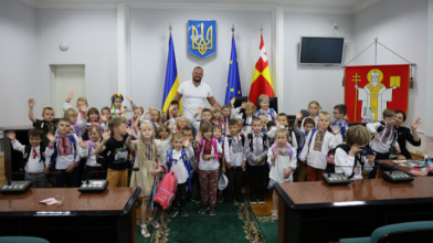 У Луцьку першокласники з пільгових сімей отримали свої перші шкільні портфелі