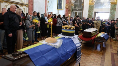 У Луцьку з військовими почестями поховали Героїв Романа Меюса та Олександра Радивоніка