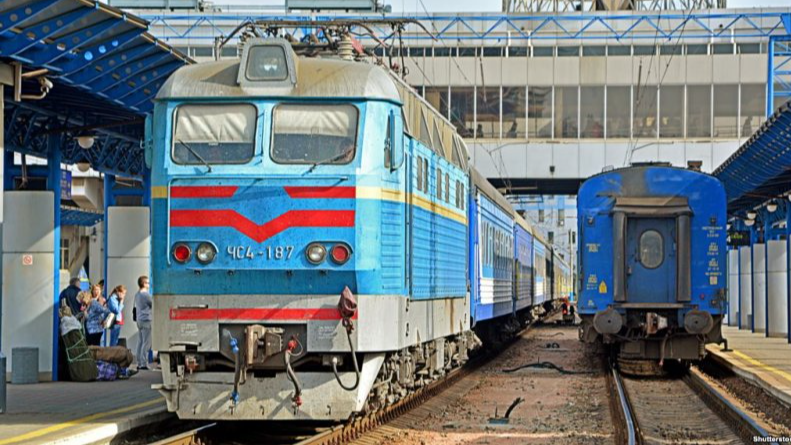 Нічний потяг з Києва на Волинь затримався на півтори години, бо чекав військових з Краматорська