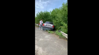 У Луцьку на мосту водій авто пробив огорожу і злетів у кювет