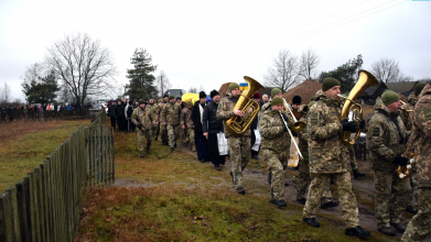 Додому через 2,5 роки після загибелі: на Волині усе село зійшлося провести зниклого раніше безвісти Героя