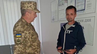 Захисника з Волині, який пройшов російський полон, нагородили відзнакою Головнокомандувача ЗСУ