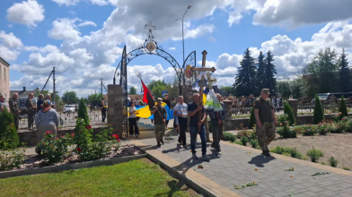 На колінах і з квітами: на Волині попрощалися з Героєм Олександром Квачем