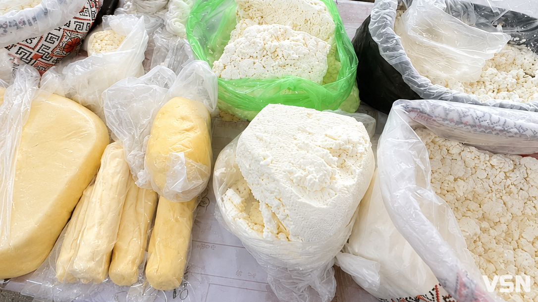 Які ціни на домашні молочні продукти у Луцьку на ринку