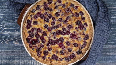 Залишилися консервовані вишні? Пропонуємо простий рецепт пирога