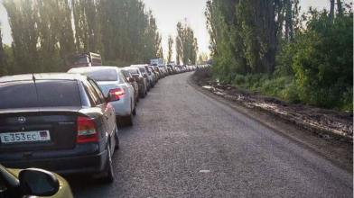 Окупанти масово тікають з Донецької області: на кордоні виникла багатокілометрова черга. Фото