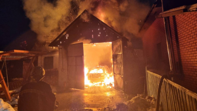 У селищі на Волині загорівся гараж: постраждав власник