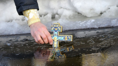 На Рівненщині голова облради вилаяв керівника водоканалу за те, що воду освячував священник з УПЦ МП