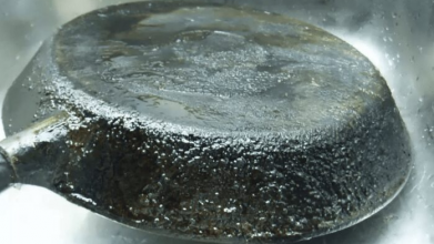 Як відчистити сковорідку від нагару з двох боків без хімії: буде сяяти як нова