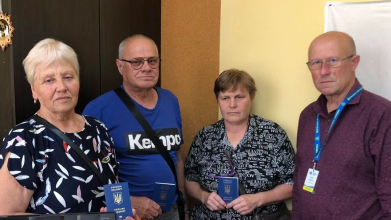 Понад чотири роки жили в окупації: на Волині жителям Херсонщини оформили закордонні паспорти