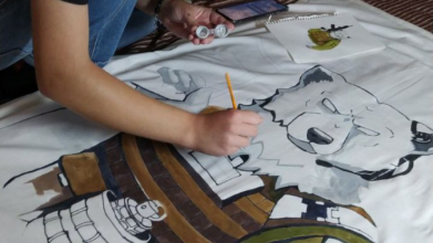 Волинянка малює воїнів в образі звірів на мішках для сіток