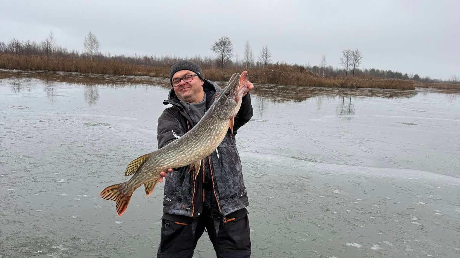 зимова рибалка у Рівненській області, Юрій Демчук зловив щуку